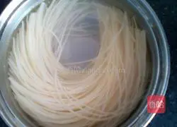 Illustration of how to make noodles 1
