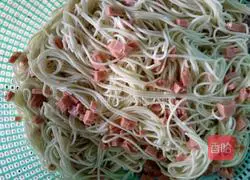 Illustration of how to make thin ham pancakes 6