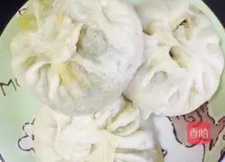 Illustration of how to make cabbage, celery, carrot and meat buns 10