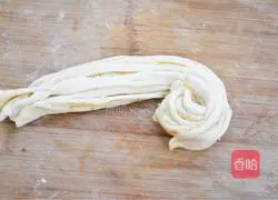 Illustration of how to make salt and pepper hand-pulled pancakes 5