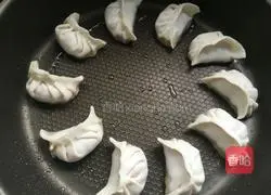 Illustration of how to wrap crescent dumplings 11