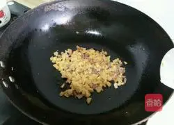 Illustration of how to make fried rice with dried radish and sausage 5