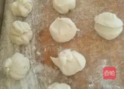 Illustration of how to make fancy bean paste steamed buns 3