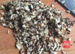 Illustration of how to make pork and mushroom dumpling stuffing 2