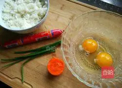 Ham Illustration of how to make fried rice with intestines and eggs 1