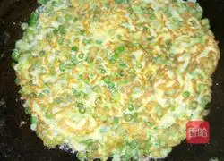 Illustration of how to make garlic egg pancakes 9