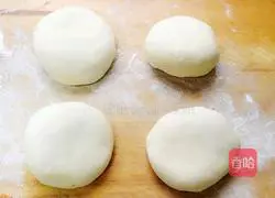 Illustration of how to make single-bread rolls with wild garlic 4