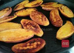Illustration of how to bake sweet potatoes with electric pan 4