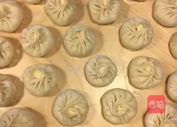 Illustration of how to make steamed buns with pork and cowpea stuffing 6