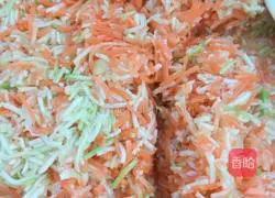 Illustration of how to make zucchini, radish and egg dumplings 1