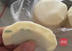 Illustration of how to make pork and leek dumplings 5