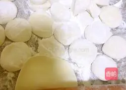 Illustration of how to make leek and meat dumplings 5