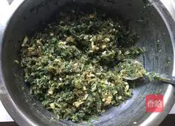 Illustration of how to make leek, egg and shrimp dumpling stuffing 7