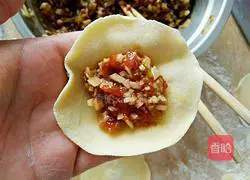 Illustration of how to make potato and pork dumplings 9