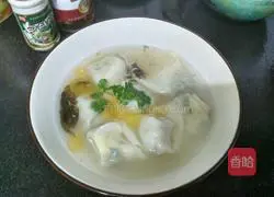 Illustration of how to make pork and coriander wonton stuffing 15