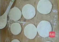 Illustration of how to make celery and dried bean buns 7