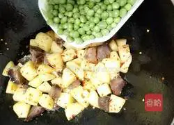 Illustration of how to make bacon braised rice 8