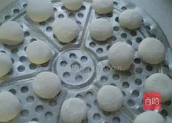 Reunion and reunion: illustrations of how to make golden steamed buns 8