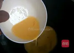 Illustration of how to make egg and ham fried rice 3