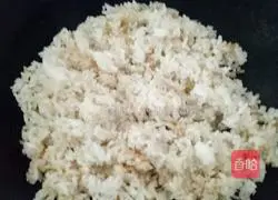 Illustration of how to make green bean sprouts and egg fried rice 9