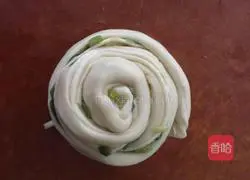 Illustration of how to make scallion pancake 9