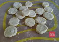 Illustration of how to make leek, egg and shrimp skin dumplings 10