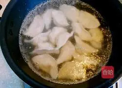 Illustration of how to make cabbage and pork dumplings 11