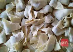 三Illustration of how to make fresh wontons 8