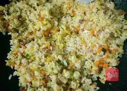 Illustration of how to make small straw hat egg fried rice 8