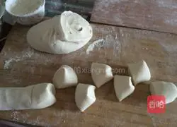 Illustration of how to make steamed buns with wine grains and red dates 9