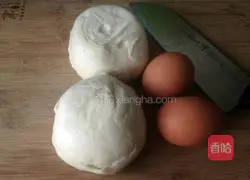 Illustration of how to make golden steamed buns 1