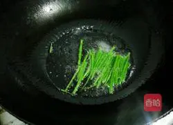 Illustration of how to make noodles with scallion oil 5