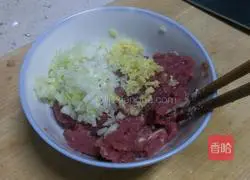 Illustration of how to make shrimp wontons 1