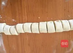 Illustration of making prunes and floss sesame cake 8