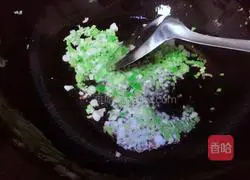 Illustration of how to make leek and egg dumpling filling 9