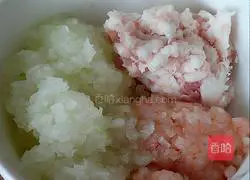 Illustration of how to make wontons with shrimp and meat in winter melon 1