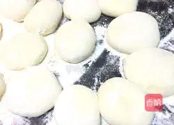 Illustration of how to make plum and vegetable steamed buns 8