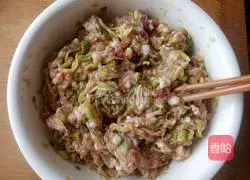 Illustration of how to make zucchini, pork and green onion dumpling fillings 9