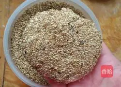 Illustration of how to add meat to sesame cakes 6