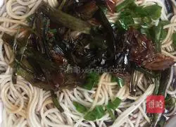 Illustration of how to make noodles with scallion oil 8