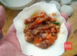 Illustration of how to make beef and carrot dumplings 8