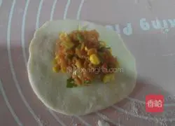 Illustration of how to make corn and carrot meat buns 6