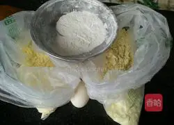  Illustration of how to make sophora flower coarse grain pancakes 4