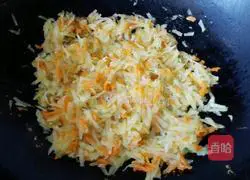 Illustration of how to make pan-fried potato and three vegetable pancakes 3