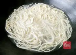 Illustration of how to make noodles with chili oil 3