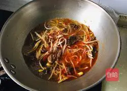 Illustration of making sauce-flavored beef brisket powder 9