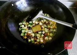 Illustration of how to make sausage and vegetable curry fried rice 5