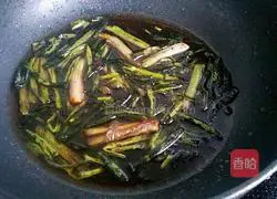 Illustration of how to make noodles with scallion oil 8