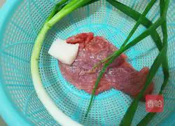 Illustration of how to make fresh meat wontons 1