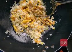 Illustration of how to make lard and egg fried rice 6